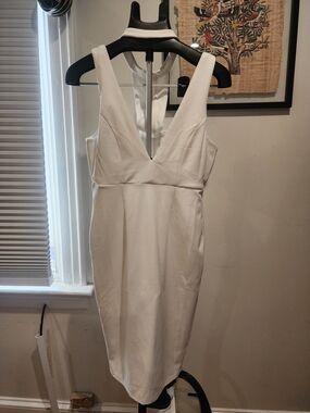 L'ATISTE White V-Neck Sleeveless Midi Sheath Dress